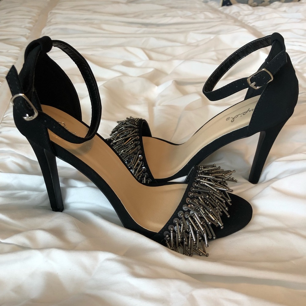 Gorgeous Qupid suede black heels!